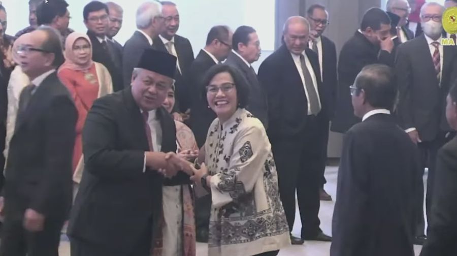Perry Warjiyo, Gubernur Bank Indonesia bersalaman dengan Sri Mulyani, Menteri Keuagan pada acara sumpah jabatan Perry Warjiyo sebagai Gubernur Bank Indonesia, Rabu (24/5/2023). (Tangkapan layar Youtube Bank Indonesia)