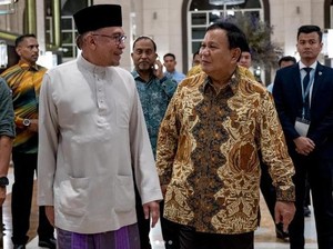 Anwar Ibrahim Beri Ucapan Selamat ke Prabowo Usai Operasi Cedera Kaki