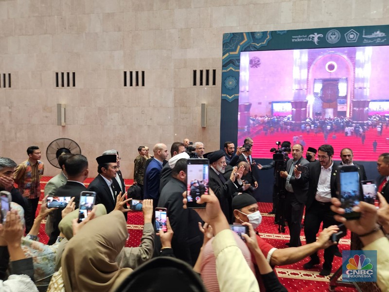 Presiden Iran Ebrahim Raisi selepas Salat Dzuhur di Masjid Istiqlal, Jakarta Pusat, Rabu (24/5/2023). (CNBC Indonesia/Thea Fathanah Arbar)