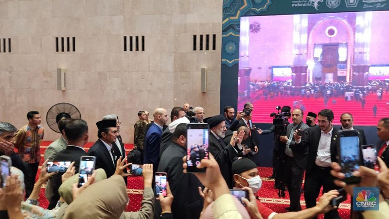 Presiden Iran Ebrahim Raisi selepas Salat Dzuhur di Masjid Istiqlal, Jakarta Pusat, Rabu (24/5/2023). (CNBC Indonesia/Thea Fathanah Arbar)