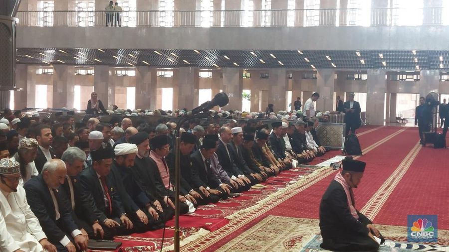 Presiden Iran Ebrahim Raisi selepas Salat Dzuhur di Masjid Istiqlal, Jakarta Pusat, Rabu (24/5/2023). (CNBC Indonesia/Thea Fathanah Arbar)