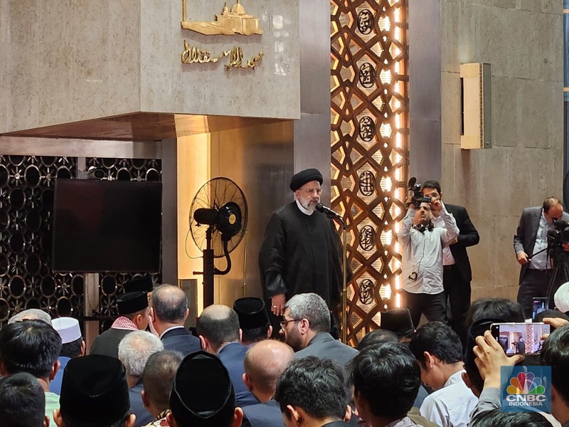 Presiden Iran Ebrahim Raisi selepas Salat Dzuhur di Masjid Istiqlal, Jakarta Pusat, Rabu (24/5/2023). Presiden Iran Ebrahim Raisi selepas Salat Dzuhur di Masjid Istiqlal, Jakarta Pusat, Rabu (24/5/2023). (CNBC Indonesia/Thea Fathanah Arbar)