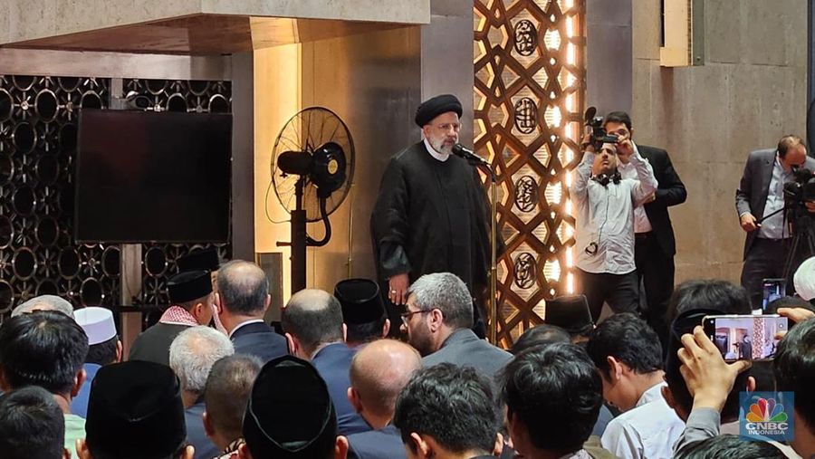 Presiden Iran Ebrahim Raisi selepas Salat Dzuhur di Masjid Istiqlal, Jakarta Pusat, Rabu (24/5/2023). (CNBC Indonesia/Thea Fathanah Arbar)