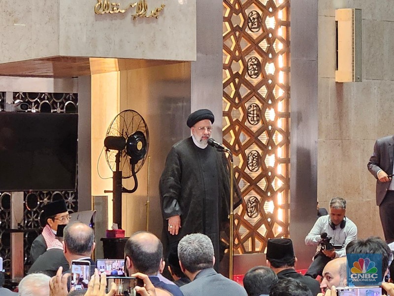 Presiden Iran Ebrahim Raisi selepas Salat Dzuhur di Masjid Istiqlal, Jakarta Pusat, Rabu (24/5/2023). (CNBC Indonesia/Thea Fathanah Arbar)