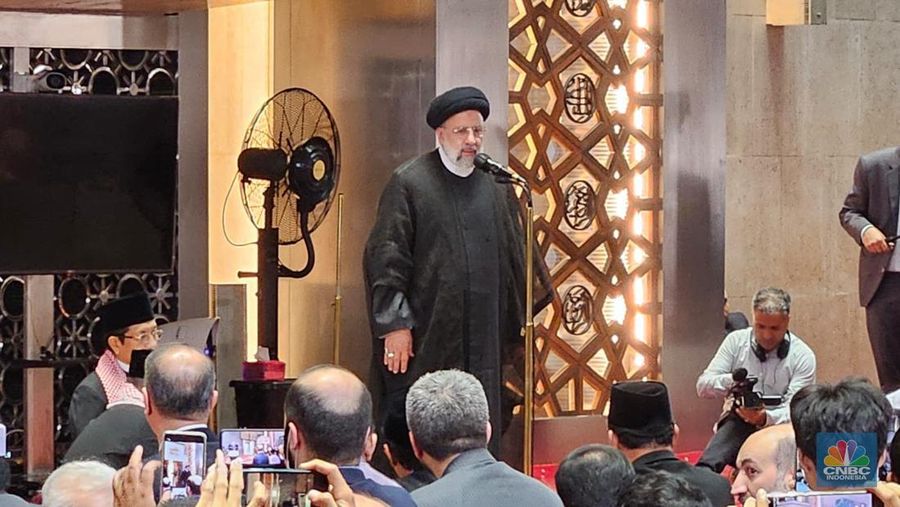 Presiden Iran Ebrahim Raisi selepas Salat Dzuhur di Masjid Istiqlal, Jakarta Pusat, Rabu (24/5/2023). (CNBC Indonesia/Thea Fathanah Arbar)