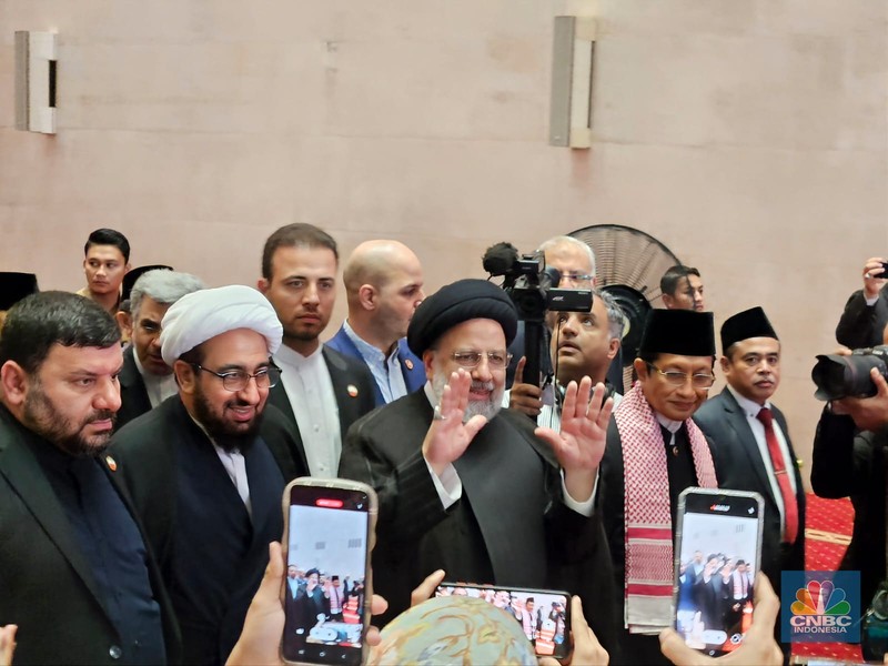 Presiden Iran Ebrahim Raisi selepas Salat Dzuhur di Masjid Istiqlal, Jakarta Pusat, Rabu (24/5/2023). Presiden Iran Ebrahim Raisi selepas Salat Dzuhur di Masjid Istiqlal, Jakarta Pusat, Rabu (24/5/2023). (CNBC Indonesia/Thea Fathanah Arbar)