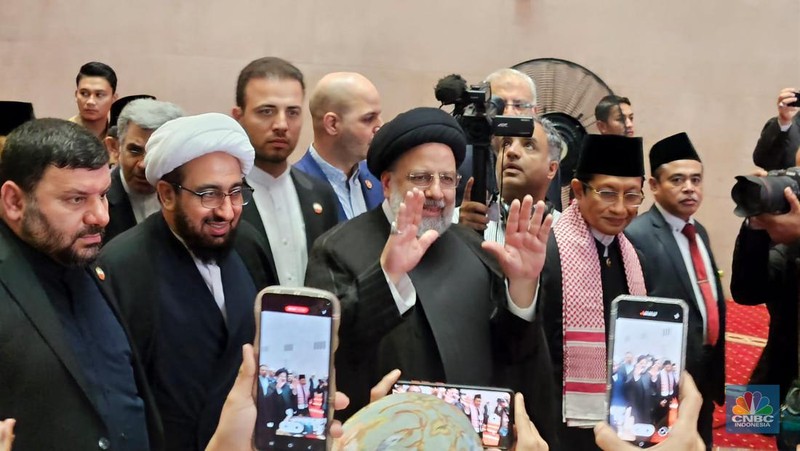 Presiden Iran Ebrahim Raisi selepas Salat Dzuhur di Masjid Istiqlal, Jakarta Pusat, Rabu (24/5/2023). (CNBC Indonesia/Thea Fathanah Arbar)