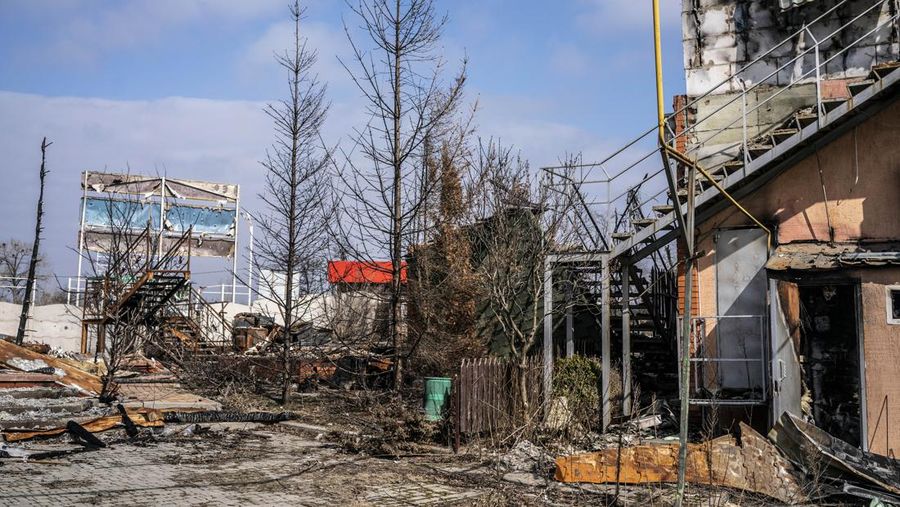 Foto udara menunjukkan asap membumbung tinggi setelah serangan Ukraina ke Rusia di wilayah Belgorod, 672 kilometer (km) dari Moskow. (via REUTERS/RUSSIAN DEFENCE MINISTRY)