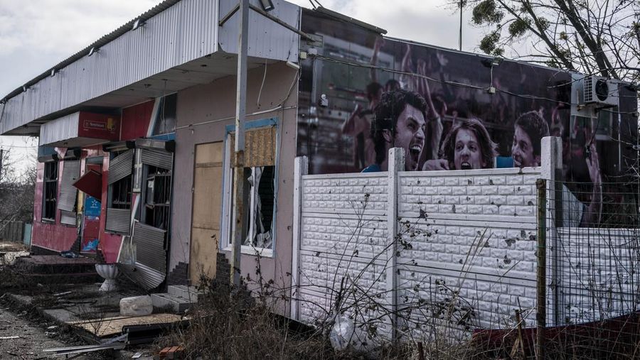 Foto udara menunjukkan asap membumbung tinggi setelah serangan Ukraina ke Rusia di wilayah Belgorod, 672 kilometer (km) dari Moskow. (via REUTERS/RUSSIAN DEFENCE MINISTRY)