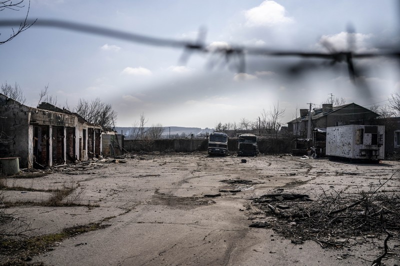 Foto udara menunjukkan asap membumbung tinggi setelah serangan Ukraina ke Rusia di wilayah Belgorod, 672 kilometer (km) dari Moskow. (via REUTERS/RUSSIAN DEFENCE MINISTRY)