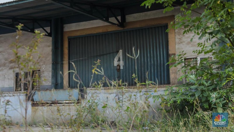 Suasana sepi tanpa aktivitas pada pabrik yang sudah tidak beroperasi di Kawasan Berikat Niaga (KBN) Marunda, Cilincing, Jakarta Utara, Rabu (24/5/2023). Pabrik-pabrik di kawasan industri dan kawasan berikat dikabarkan banyak yang tutup. (CNBC Indonesia/Faisal Rahman)