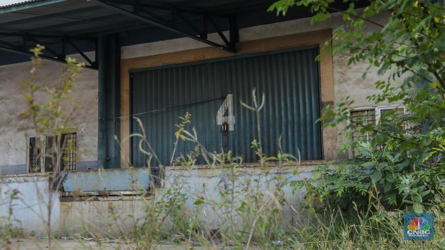 Suasana sepi tanpa aktivitas pada pabrik yang sudah tidak beroperasi di Kawasan Berikat Niaga (KBN) Marunda, Cilincing, Jakarta Utara, Rabu (24/5/2023). Pabrik-pabrik di kawasan industri dan kawasan berikat dikabarkan banyak yang tutup. (CNBC Indonesia/Faisal Rahman)