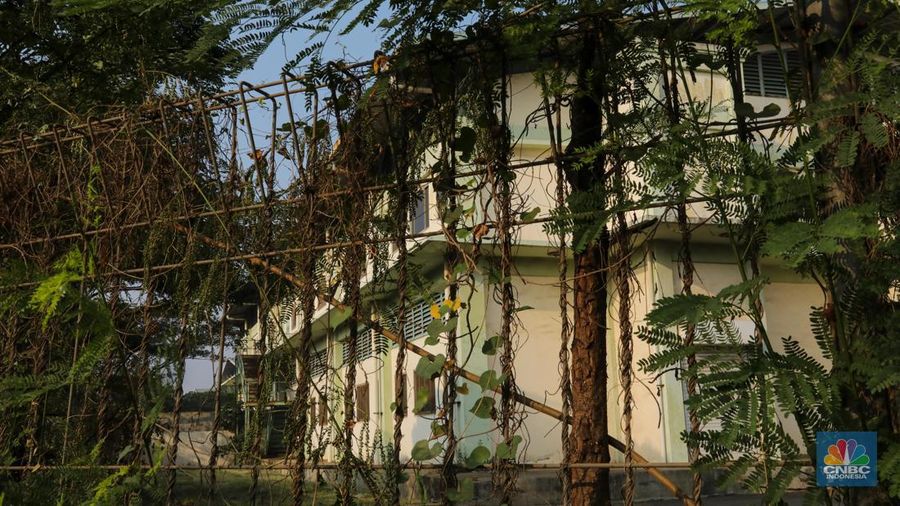 Suasana sepi tanpa aktivitas pada pabrik yang sudah tidak beroperasi di Kawasan Berikat Niaga (KBN) Marunda, Cilincing, Jakarta Utara, Rabu (24/5/2023). Pabrik-pabrik di kawasan industri dan kawasan berikat dikabarkan banyak yang tutup. (CNBC Indonesia/Faisal Rahman)