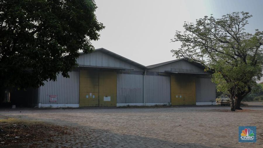 Suasana sepi tanpa aktivitas pada pabrik yang sudah tidak beroperasi di Kawasan Berikat Niaga (KBN) Marunda, Cilincing, Jakarta Utara, Rabu (24/5/2023). Pabrik-pabrik di kawasan industri dan kawasan berikat dikabarkan banyak yang tutup. (CNBC Indonesia/Faisal Rahman)