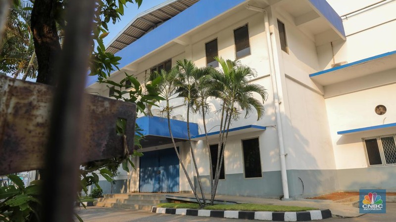 Suasana sepi tanpa aktivitas pada pabrik yang sudah tidak beroperasi di Kawasan Berikat Niaga (KBN) Marunda, Cilincing, Jakarta Utara, Rabu (24/5/2023). Pabrik-pabrik di kawasan industri dan kawasan berikat dikabarkan banyak yang tutup. (CNBC Indonesia/Faisal Rahman)