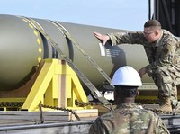 Tentara memeriksa Bom AS Rahasia Nuklir Iran. AP/