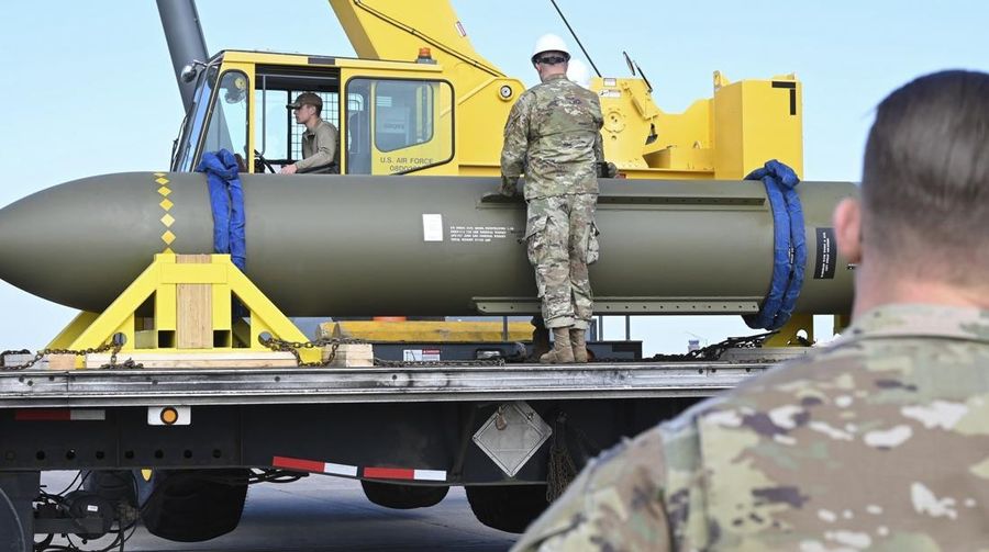 Tentara memeriksa Bom AS Rahasia Nuklir Iran. AP/