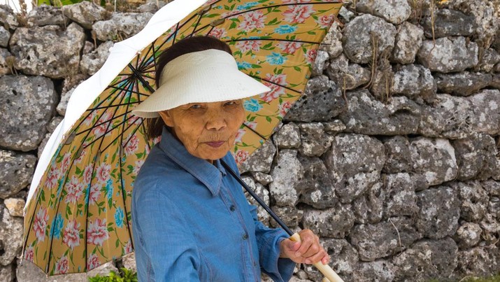 Wanita lansia Jepang dengan payung, Kepulauan Yaeyama, Pulau Taketomi, Jepang pada tanggal 1 September 2017 di Pulau Taketomi, Jepang. (File Foto - Eric Lafforgue/Art In All Of Us/Corbis via Getty Images)