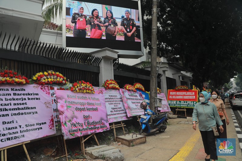 Warga melihat karangan bunga dari nasabah korban Koperasi Simpan Pinjam (KSP) Indosurya yang dipasang disepanjang jalur pedestrian kawasan kejagung, Jakarta, Rabu (24/5/2023). (CNBC Indonesia/Muhammad Sabki) Warga melihat karangan bunga dari nasabah korban Koperasi Simpan Pinjam (KSP) Indosurya yang dipasang disepanjang jalur pedestrian kawasan kejagung, Jakarta, Rabu (24/5/2023). (CNBC Indonesia/Muhammad Sabki)