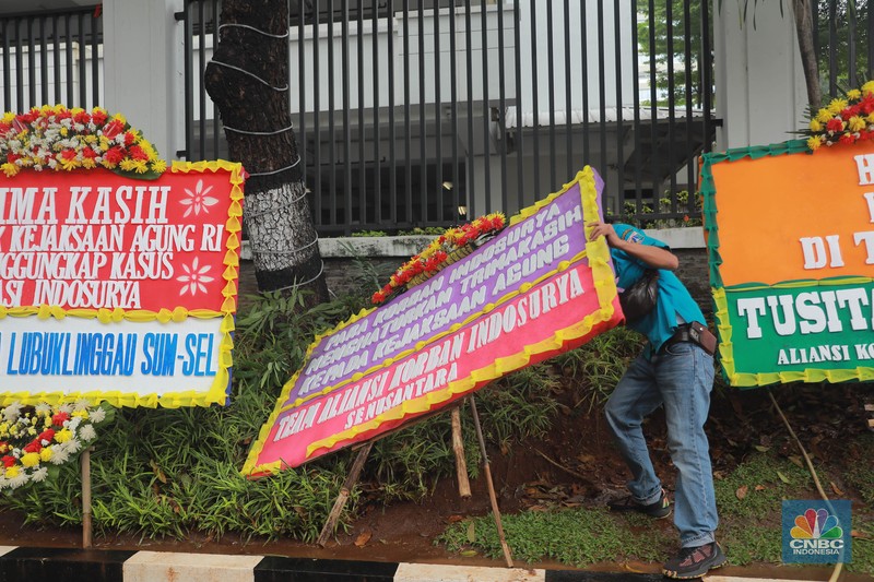 Warga melihat karangan bunga dari nasabah korban Koperasi Simpan Pinjam (KSP) Indosurya yang dipasang disepanjang jalur pedestrian kawasan kejagung, Jakarta, Rabu (24/5/2023). (CNBC Indonesia/Muhammad Sabki) Warga melihat karangan bunga dari nasabah korban Koperasi Simpan Pinjam (KSP) Indosurya yang dipasang disepanjang jalur pedestrian kawasan kejagung, Jakarta, Rabu (24/5/2023). (CNBC Indonesia/Muhammad Sabki)