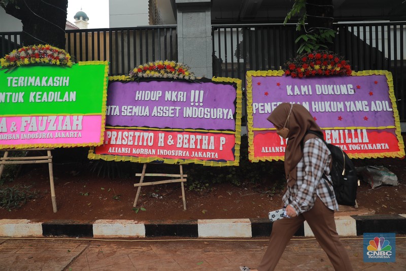 Warga melihat karangan bunga dari nasabah korban Koperasi Simpan Pinjam (KSP) Indosurya yang dipasang disepanjang jalur pedestrian kawasan kejagung, Jakarta, Rabu (24/5/2023). (CNBC Indonesia/Muhammad Sabki) Warga melihat karangan bunga dari nasabah korban Koperasi Simpan Pinjam (KSP) Indosurya yang dipasang disepanjang jalur pedestrian kawasan kejagung, Jakarta, Rabu (24/5/2023). (CNBC Indonesia/Muhammad Sabki)