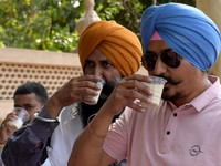 Kabar Buruk dari India, Susunya Mau 