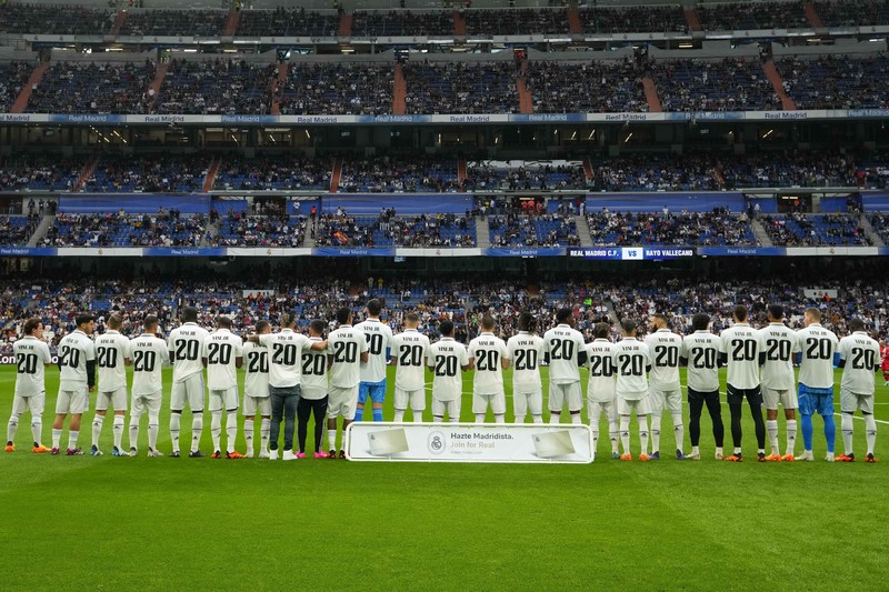 SOCCER-SPAIN/RACISM FILE PHOTO: Soccer Football - LaLiga - Valencia v Real Madrid - Mestalla, Valencia, Spain - May 21, 2023 Real Madrid's Vinicius Junior gestures towards a fan as Valencia's Jose Gaya and Cenk Ozkacar attempt to restrain him REUTERS/Pablo Morano/File Photo