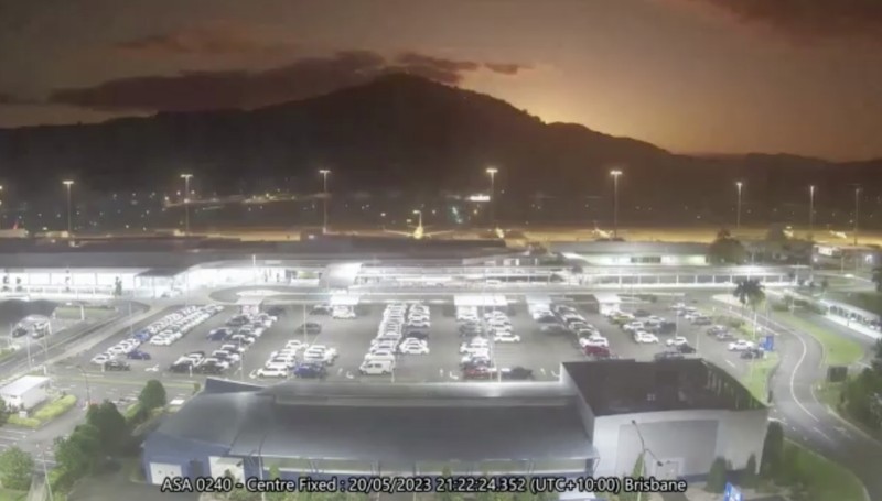 Bola api yang terang, diyakini sebagai meteor, melesat melintasi langit di atas kota Queensland, Australia 21 Mei 2023, dalam tangkapan layar ini diperoleh dari sebuah video. (Cairns Airport/Handout via REUTERS)