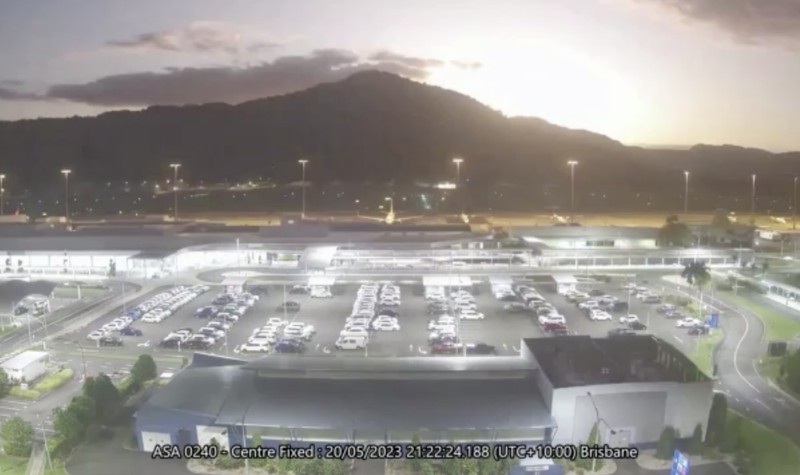 Bola api yang terang, diyakini sebagai meteor, melesat melintasi langit di atas kota Queensland, Australia 21 Mei 2023, dalam tangkapan layar ini diperoleh dari sebuah video. (Cairns Airport/Handout via REUTERS)