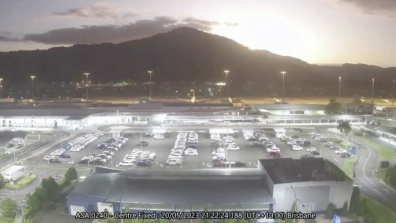 Bola api yang terang, diyakini sebagai meteor, melesat melintasi langit di atas kota Queensland, Australia 21 Mei 2023, dalam tangkapan layar ini diperoleh dari sebuah video. (Cairns Airport/Handout via REUTERS)