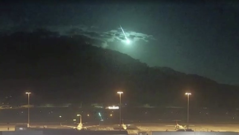 Bola api yang terang, diyakini sebagai meteor, melesat melintasi langit di atas kota Queensland, Australia 21 Mei 2023, dalam tangkapan layar ini diperoleh dari sebuah video. Bola api yang terang, diyakini sebagai meteor, melesat melintasi langit di atas kota Queensland, Australia 21 Mei 2023, dalam tangkapan layar ini diperoleh dari sebuah video. (Cairns Airport/Handout via REUTERS)