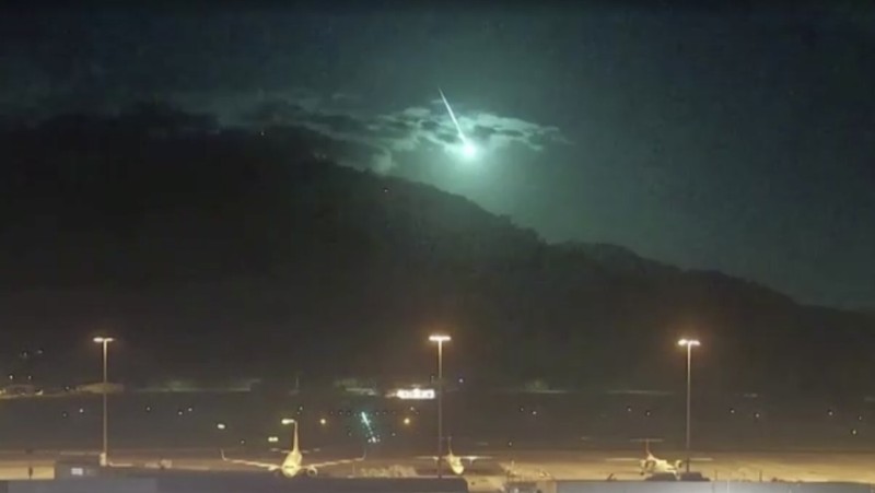 Bola api yang terang, diyakini sebagai meteor, melesat melintasi langit di atas kota Queensland, Australia 21 Mei 2023, dalam tangkapan layar ini diperoleh dari sebuah video. (Cairns Airport/Handout via REUTERS)