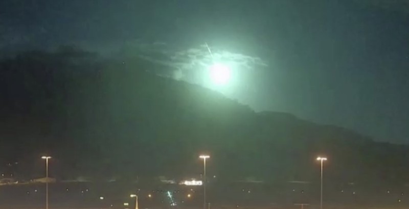 Bola api yang terang, diyakini sebagai meteor, melesat melintasi langit di atas kota Queensland, Australia 21 Mei 2023, dalam tangkapan layar ini diperoleh dari sebuah video. Bola api yang terang, diyakini sebagai meteor, melesat melintasi langit di atas kota Queensland, Australia 21 Mei 2023, dalam tangkapan layar ini diperoleh dari sebuah video. (Cairns Airport/Handout via REUTERS)