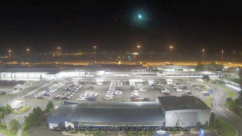 Bola api yang terang, diyakini sebagai meteor, melesat melintasi langit di atas kota Queensland, Australia 21 Mei 2023, dalam tangkapan layar ini diperoleh dari sebuah video. (Cairns Airport/Handout via REUTERS)