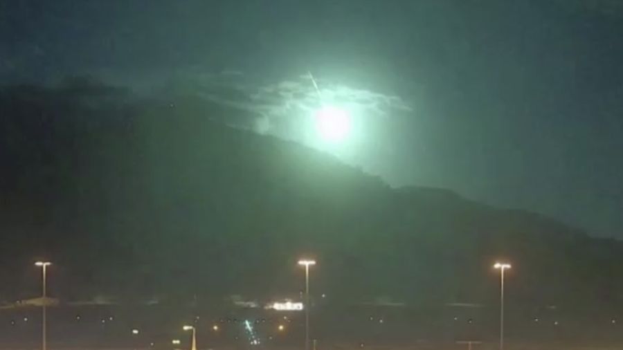 Bola api yang terang, diyakini sebagai meteor, melesat melintasi langit di atas kota Queensland, Australia 21 Mei 2023, dalam tangkapan layar ini diperoleh dari sebuah video. (Cairns Airport/Handout via REUTERS)