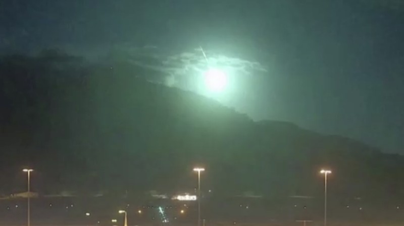 Bola api yang terang, diyakini sebagai meteor, melesat melintasi langit di atas kota Queensland, Australia 21 Mei 2023, dalam tangkapan layar ini diperoleh dari sebuah video. (Cairns Airport/Handout via REUTERS)