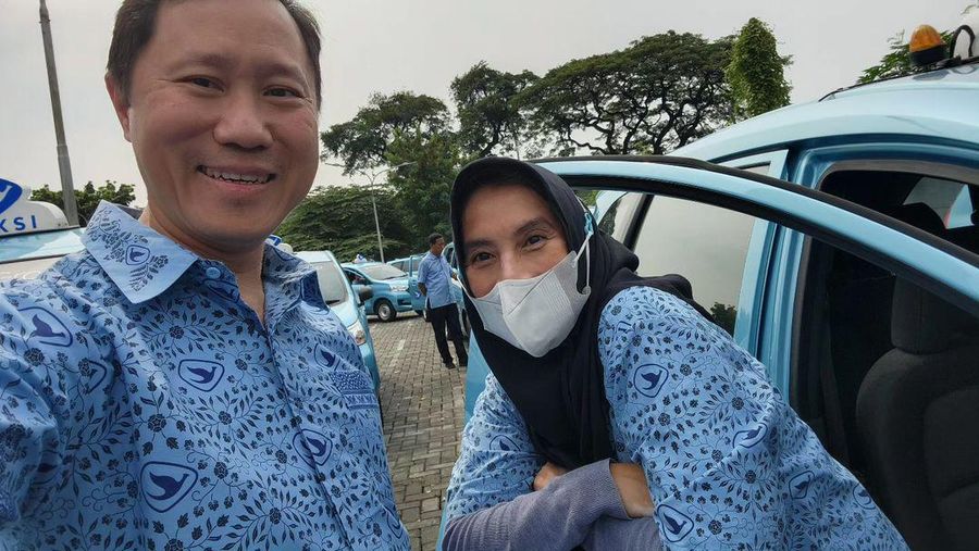 Bos Blue Bird, Sigit Djokosoetono aksi alih profesinya menjadi sopir taksi di perusahaan miliknya sendiri. (Instagram @sigitdjokosoetono)