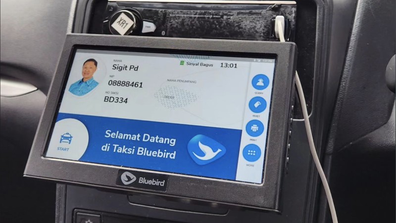 Bos Blue Bird, Sigit Djokosoetono aksi alih profesinya menjadi sopir taksi di perusahaan miliknya sendiri. (Instagram @sigitdjokosoetono)