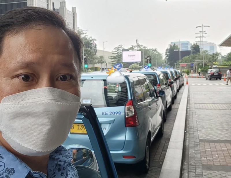 Bos Blue Bird, Sigit Djokosoetono aksi alih profesinya menjadi sopir taksi di perusahaan miliknya sendiri. Bos Blue Bird, Sigit Djokosoetono aksi alih profesinya menjadi sopir taksi di perusahaan miliknya sendiri. (Instagram @sigitdjokosoetono)