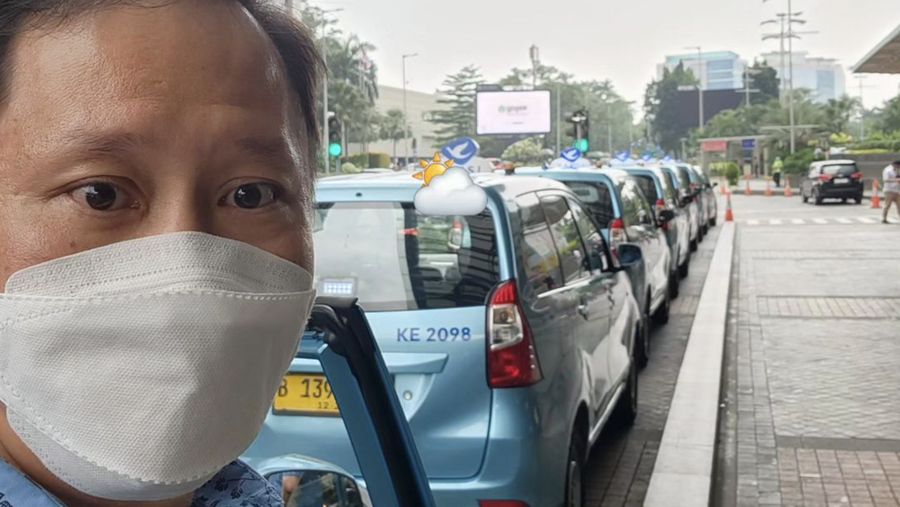 Bos Blue Bird, Sigit Djokosoetono aksi alih profesinya menjadi sopir taksi di perusahaan miliknya sendiri. (Instagram @sigitdjokosoetono)
