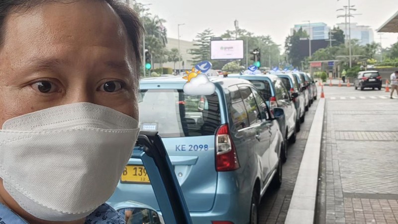 Bos Blue Bird, Sigit Djokosoetono aksi alih profesinya menjadi sopir taksi di perusahaan miliknya sendiri. (Instagram @sigitdjokosoetono)