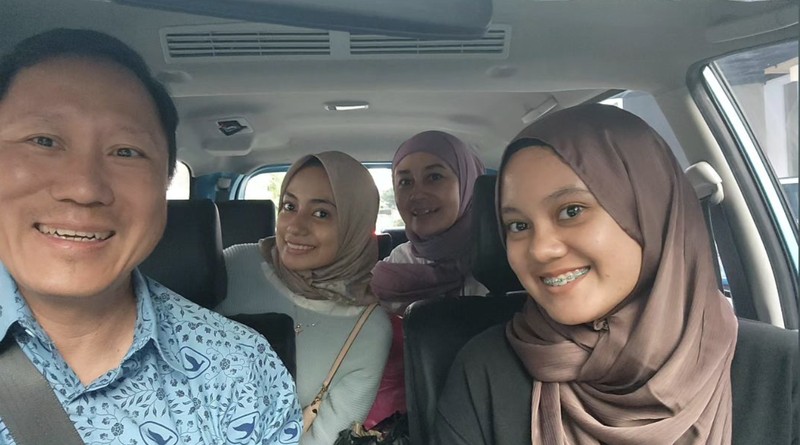 Bos Blue Bird, Sigit Djokosoetono aksi alih profesinya menjadi sopir taksi di perusahaan miliknya sendiri. Bos Blue Bird, Sigit Djokosoetono aksi alih profesinya menjadi sopir taksi di perusahaan miliknya sendiri. (Instagram @sigitdjokosoetono)