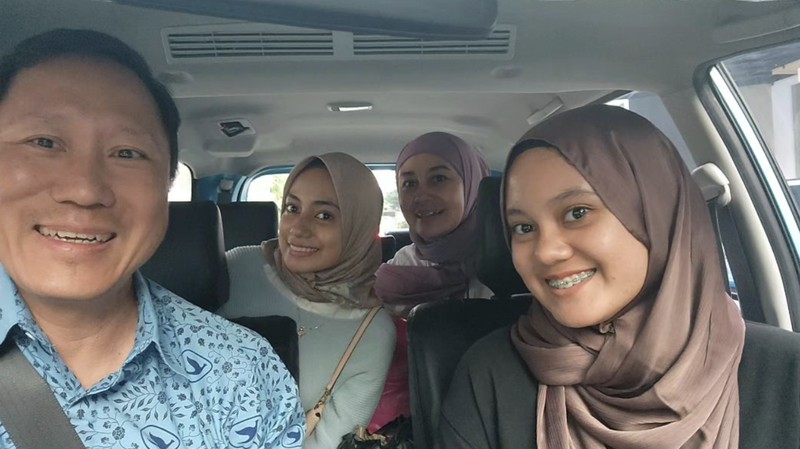 Bos Blue Bird, Sigit Djokosoetono aksi alih profesinya menjadi sopir taksi di perusahaan miliknya sendiri. (Instagram @sigitdjokosoetono)