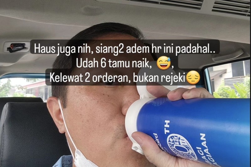Bos Blue Bird, Sigit Djokosoetono aksi alih profesinya menjadi sopir taksi di perusahaan miliknya sendiri. Bos Blue Bird, Sigit Djokosoetono aksi alih profesinya menjadi sopir taksi di perusahaan miliknya sendiri. (Instagram @sigitdjokosoetono)