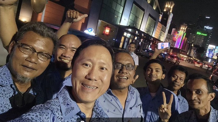 Bos Blue Bird, Sigit Djokosoetono aksi alih profesinya menjadi sopir taksi di perusahaan miliknya sendiri. Bos Blue Bird, Sigit Djokosoetono aksi alih profesinya menjadi sopir taksi di perusahaan miliknya sendiri. (Story Instagram @sigitdjokosoetono)