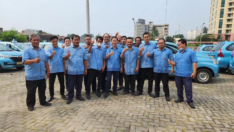 Bos Blue Bird, Sigit Djokosoetono aksi alih profesinya menjadi sopir taksi di perusahaan miliknya sendiri. (Instagram @sigitdjokosoetono)
