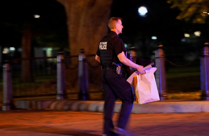 Pemandangan truk boks sewaan yang menabrak penghalang keamanan di Lafayette Park di seberang Gedung Putih, saat Dinas Rahasia AS dan lembaga penegak hukum lainnya menyelidiki insiden tersebut, di Washington, AS, 23 Mei 2023. Pemandangan truk boks sewaan yang menabrak penghalang keamanan di Lafayette Park di seberang Gedung Putih, saat Dinas Rahasia AS dan lembaga penegak hukum lainnya menyelidiki insiden tersebut, di Washington, AS, 23 Mei 2023. (REUTERS/Nathan Howard)