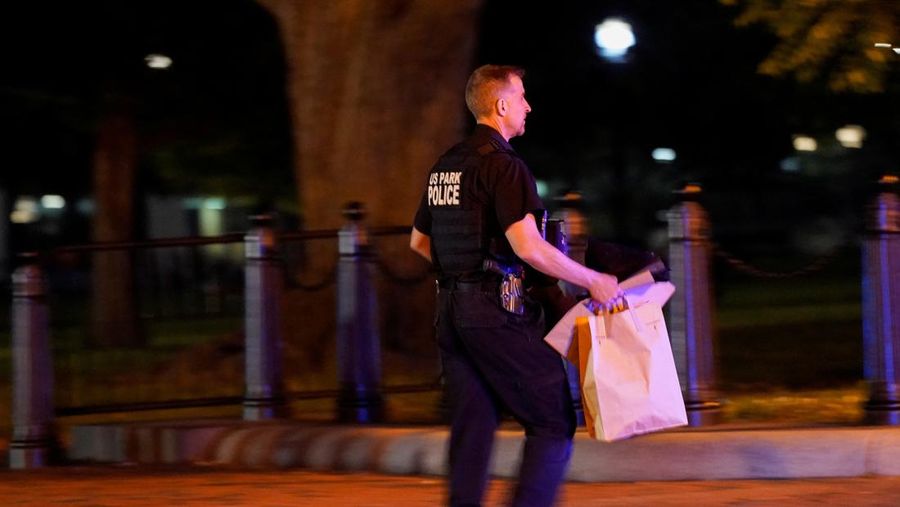 Bukti yang ditemukan dari bagian belakang truk boks sewaan dipindahkan saat Dinas Rahasia AS dan lembaga penegak hukum lainnya menyelidiki truk yang menabrak penghalang keamanan di Lafayette Park di seberang Gedung Putih di Washington, AS, 23 Mei 2023. (REUTERS/Nathan Howard)