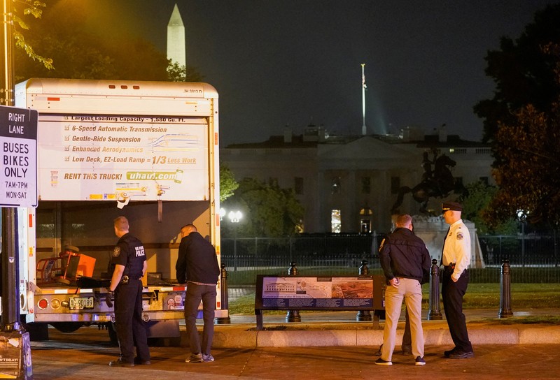 Pemandangan truk boks sewaan yang menabrak penghalang keamanan di Lafayette Park di seberang Gedung Putih, saat Dinas Rahasia AS dan lembaga penegak hukum lainnya menyelidiki insiden tersebut, di Washington, AS, 23 Mei 2023. Pemandangan truk boks sewaan yang menabrak penghalang keamanan di Lafayette Park di seberang Gedung Putih, saat Dinas Rahasia AS dan lembaga penegak hukum lainnya menyelidiki insiden tersebut, di Washington, AS, 23 Mei 2023. (REUTERS/Nathan Howard)