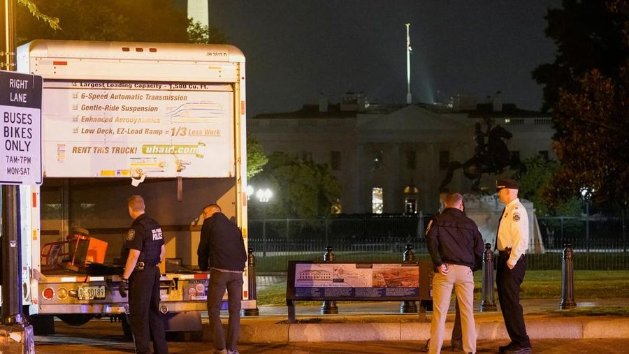 Pemandangan truk boks sewaan yang menabrak penghalang keamanan di Lafayette Park di seberang Gedung Putih, saat Dinas Rahasia AS dan lembaga penegak hukum lainnya menyelidiki insiden tersebut, di Washington, AS, 23 Mei 2023. (REUTERS/Nathan Howard)